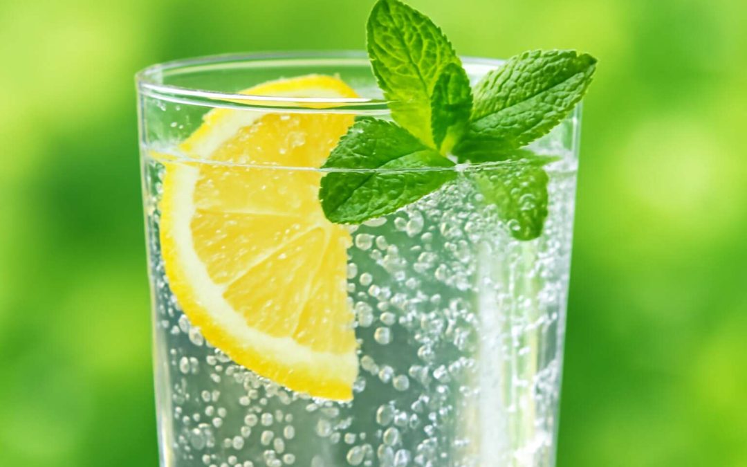 Descubre qué es y por qué todos aman el sparkling water que es refrescante y saludable